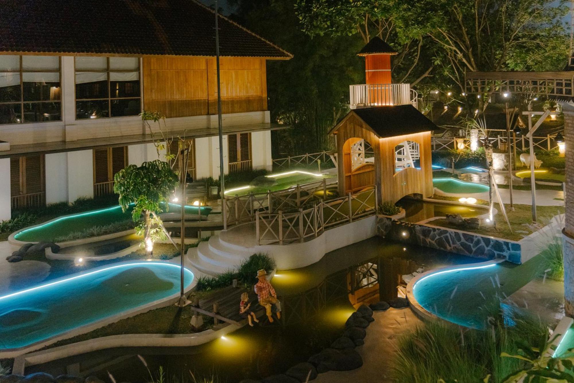 Novus Giri Resort & Spa Puncak Esterno foto