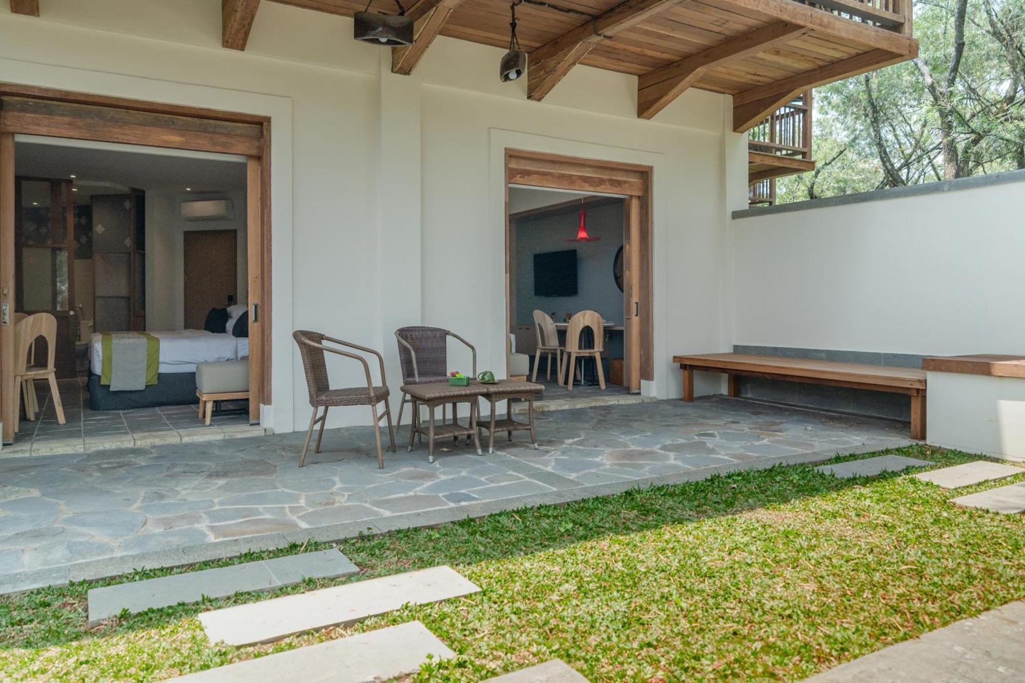 Novus Giri Resort & Spa Puncak Esterno foto