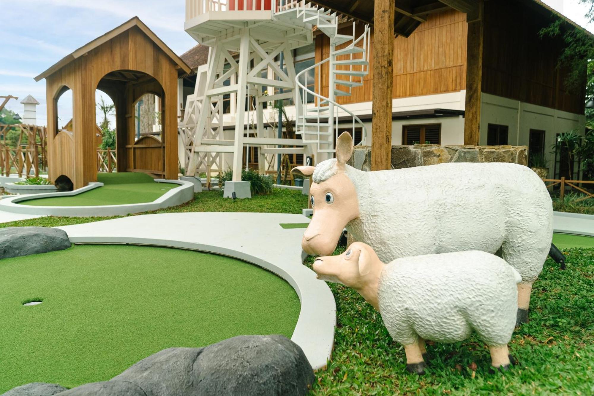 Novus Giri Resort & Spa Puncak Esterno foto